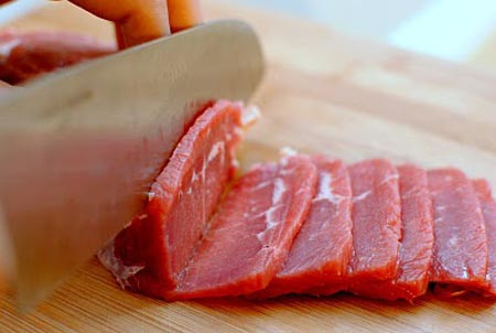 Bạn thái ngang thớ thịt khi ăn sẽ không bị dai, dùng dao sắc, mỏng. me