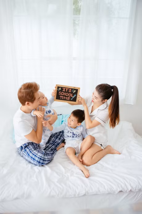 Vo chong Dang Khoi thuc giuc con trai day di hoc - Anh 4