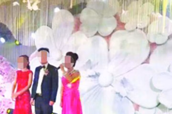 Nhà trai gây sốc khi mang 20 tỷ tiền mặt lên sân khấu tặng cô dâu