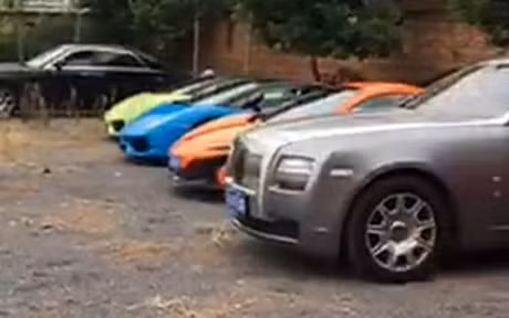 Nha trai gay soc khi mang 20 ty tien mat len san khau tang co dau - Anh 2