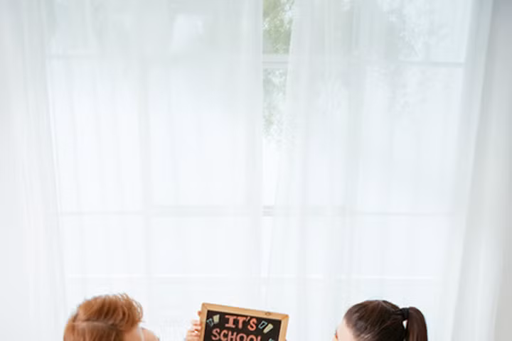 Vợ chồng Đăng Khôi thúc giục con trai dậy đi học