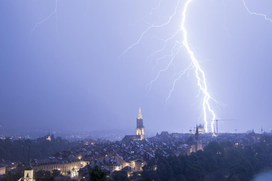 Chùm sét đánh trong mưa dông tại thành phố Bern, Thụy Sĩ.