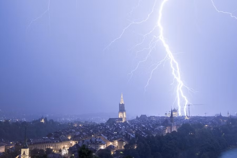 Chùm sét đánh trong mưa dông tại thành phố Bern, Thụy Sĩ.