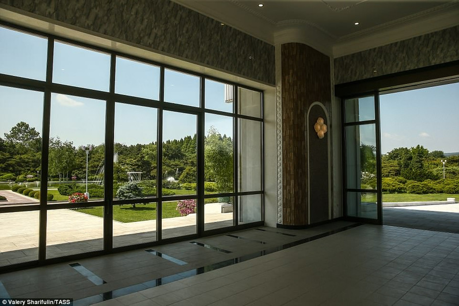 Cửa kính nhìn ra phong cảnh đẹp