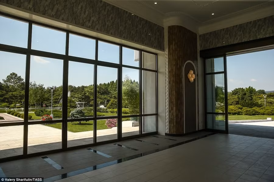 Cửa kính nhìn ra phong cảnh đẹp