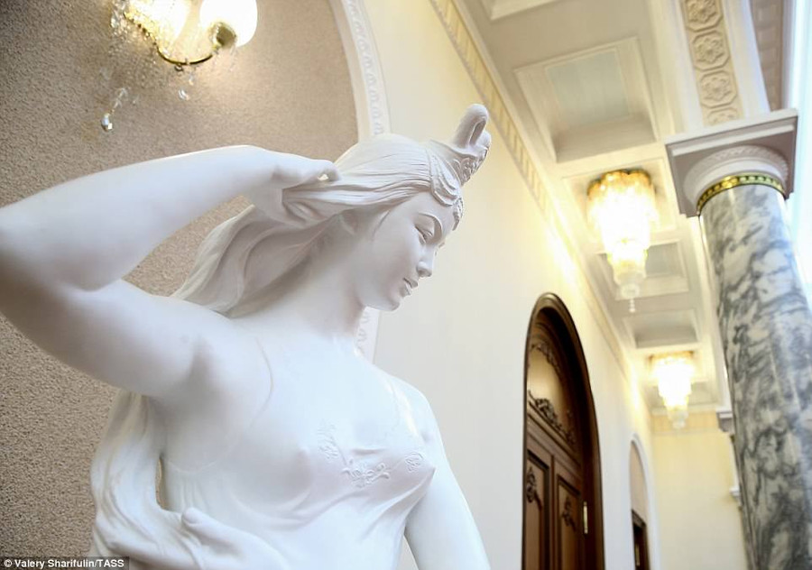 Một bức tượng trong dinh thự