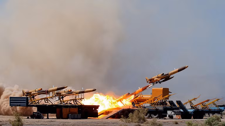 Một UAV quân sự được phóng lên trong cuộc tập trận UAV tại một địa điểm không được tiết lộ ở Iran. (Ảnh: AFP)