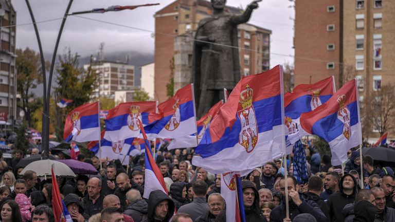 Người Serb ở Kosovo vẫy cờ Serbia trong một cuộc biểu tình ở khu vực Mitrovica mà người Serb chiếm đa số vào ngày 6 /11/2022. (Ảnh: AFP) 