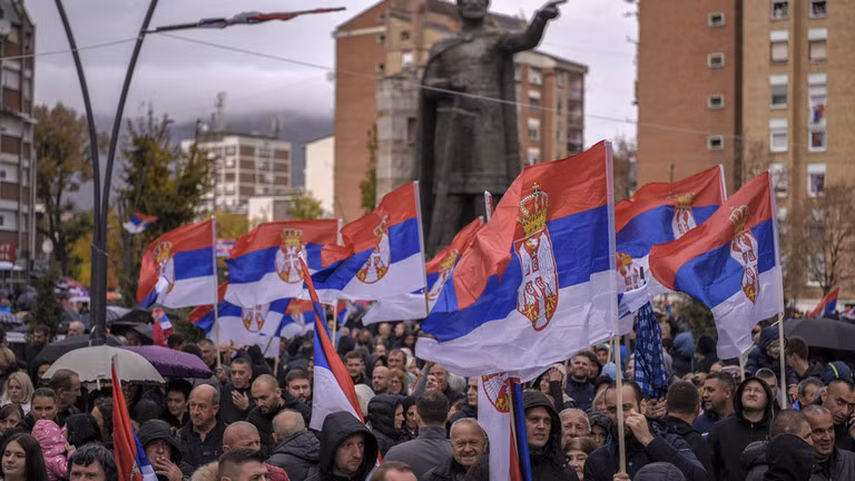 Người Serb ở Kosovo vẫy cờ Serbia trong một cuộc biểu tình ở khu vực Mitrovica mà người Serb chiếm đa số vào ngày 6 /11/2022. (Ảnh: AFP) 
