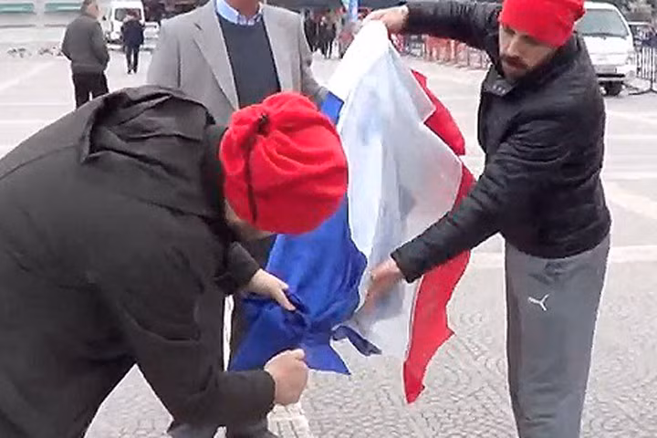 Người biểu tình Thổ Nhĩ Kỳ chống Hà Lan đốt nhầm cờ... Pháp