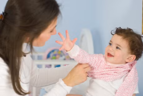 3 cach doi pho voi troi nom de tranh mac benh - Anh 3