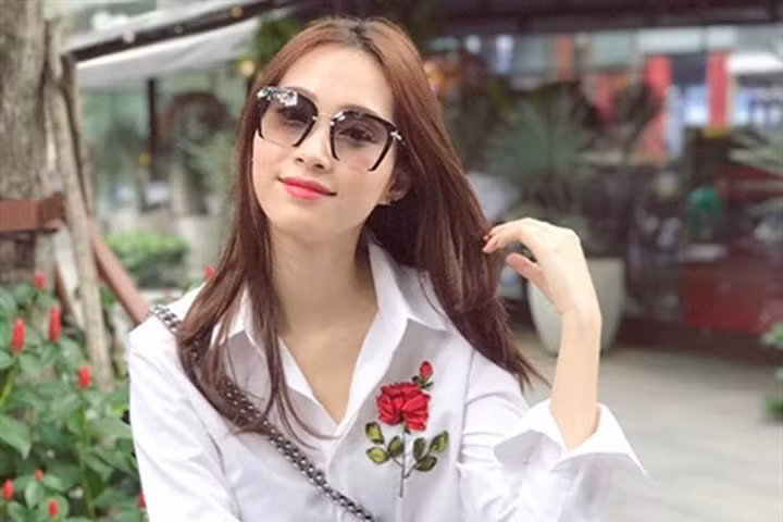 Sao Việt "phải lòng" mốt sơ mi thêu hoa ruy băng