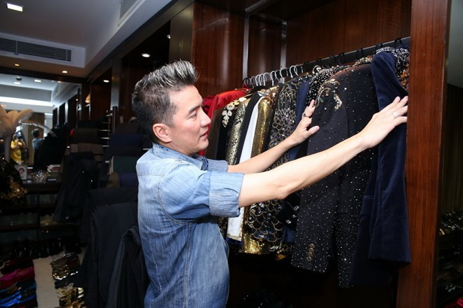 Nổi tiếng là người sành hàng hiệu, song Đàm Vĩnh Hưng cũng rất chuộng các thương hiệu trong nước. Anh thường đặt may những bộ vest độc quyền, chuẩn bị cho các show diễn có sự góp mặt của mình. Đa phần số vest của Mr. Đàm đặt may riêng từ các nhà thiết kế trang phục sân khấu khá nổi tiếng trong nước và có uy tín với các nghệ sĩ Việt. Bên cạnh đó, trang phục của NTK Công Trí cũng là thương hiệu gắn liền với sự nghiệp của Mr Đàm. Nam ca sĩ cho rằng: "Chỉ có Công Trí mới hiểu Đàm Vĩnh Hưng thích mặc gì và muốn nổi bật như thế nào". Kho quần áo hiệu nghìn món của Đàm Vĩnh Hưng