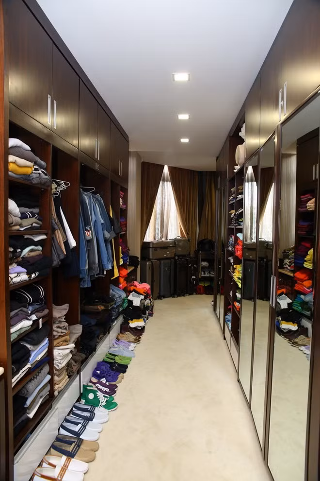 Kho quần áo hiệu nghìn món của Đàm Vĩnh Hưng