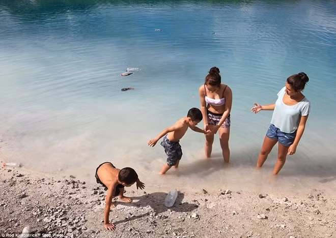 Vẻ đẹp của hồ nước độc hại gần bằng chất tẩy vải