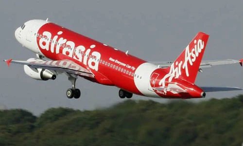 Một chiếc máy bay của Air Asia cất cánh.