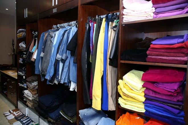 Cạnh vị trí đặt trang phục denim là những chiếc áo sơ-mi nhiều màu sắc, trong đó, màu pastel được nam ca sĩ ưu ái hơn cả. Giám khảo X Factor cũng rất "tôn sùng" những chiếc áo thun tông màu tím nhiều sắc độ, là gam màu mà Mr Đàm thường xuyên sử dụng trong thời gian qua, thời điểm nở rộ xu hướng dùng màu lãng mạn cho phái mạnh. Kho quần áo hiệu nghìn món của Đàm Vĩnh Hưng