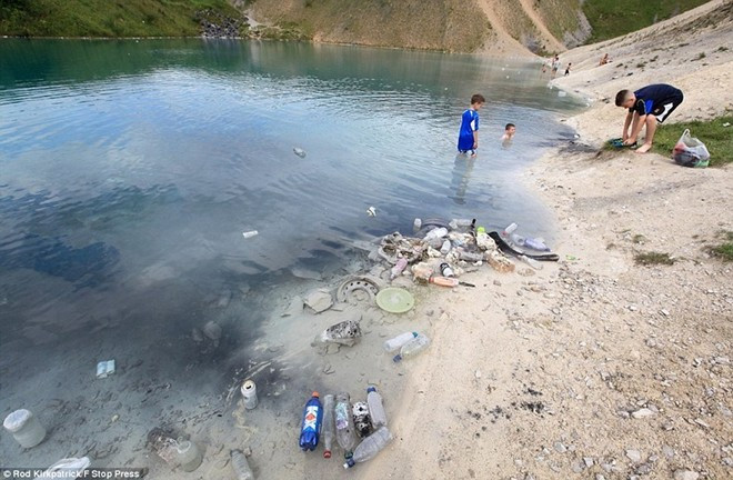 Rất nhiều loại rác dạt vào bờ, song dường như những đứa trẻ không quan tâm. ga