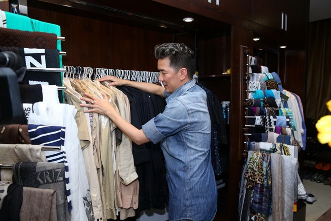 Đối diện với hộc tủ áo sơ-mi nhiều màu trẻ trung là những set đồ gam màu trầm gồm sơ-mi xám, áo vest tối màu. Những item kết hợp ăn ý được anh đặt cạnh nhau rất hợp lý. Kho quần áo hiệu nghìn món của Đàm Vĩnh Hưng