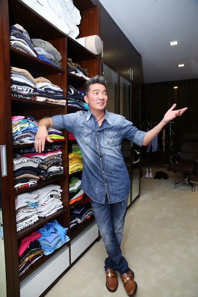 Được biết đến là người chịu chi cho những món thời trang hàng hiệu đắt đỏ, tủ quần áo của Đàm Vĩnh Hưng lên đến hàng nghìn những item thời trang, bao gồm trang phục mặc hàng ngày, trên sân khấu, dự tiệc sự kiện,... Giống với tủ giày, tủ quần áo của "Ông hoàng nhạc Việt" cũng được sắp xếp cẩn thận và ngăn nắp. Thoạt nhìn rất giống một cửa hàng thời trang lớn. Kho quần áo hiệu nghìn món của Đàm Vĩnh Hưng