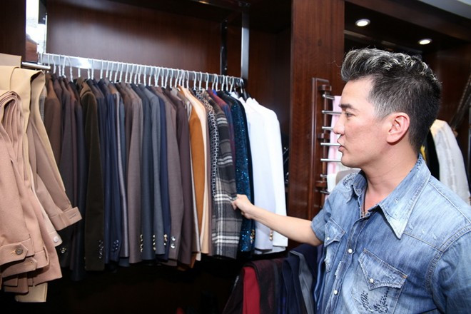 Những chiếc áo vest sang trọng, lịch thiệp được đặt riêng một góc tủ. Kho quần áo hiệu nghìn món của Đàm Vĩnh Hưng