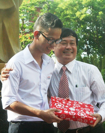 Em Đoàn Quốc Hoài Nam - Học sinh đoạt Huy chương Bạc Olympic Hóa học Quốc tế, tặng sách, vở ghi môn Hóa học cho thầy Nguyễn Phước Bửu Tuấn. Em Đoàn Quốc Hoài Nam - Học sinh đoạt Huy chương Bạc Olympic Hóa học Quốc tế, tặng sách, vở ghi môn Hóa học cho thầy Nguyễn Phước Bửu Tuấn.