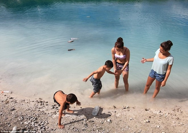 Nếu nhìn từ xa, bạn sẽ cảm thấy một hồ nước trên đồi Harpur ở thành phố Buxton giống như thiên đường thực sự. Nước trong hồ có màu xanh dương đầy mê hoặc, giống như nước biển Địa Trung Hải. lk