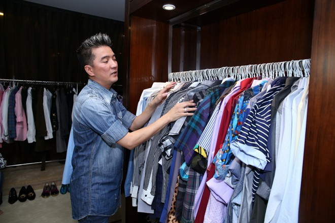 Theo Mr Đàm, áo sơ-mi là món thời trang gắn liền với anh mỗi khi ra khỏi nhà, vì thế, "Ông hoàng nhạc Việt" mua rất nhiều áo sơ-mi với những kiểu dáng tay ngắn, tay dài khác nhau. Họa tiết bộ sưu tập áo sơ-mi của nam ca sĩ cũng rất phong phú và luôn đạt tiêu chí về xu hướng thời trang đang thịnh hành. Kho quần áo hiệu nghìn món của Đàm Vĩnh Hưng