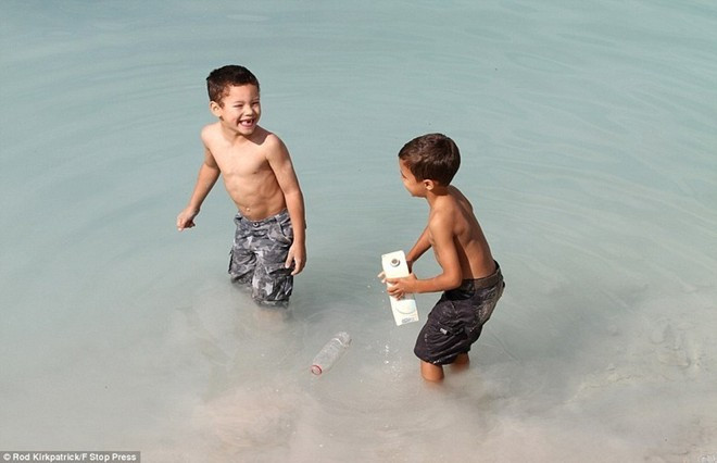 Hồi tháng 6/2013, chính quyền địa phương đổ chất nhuộm màu đen xuống Hồ Xanh để giảm mức độ hấp dẫn của nó. Dường như ý tưởng của họ phát huy tác dụng, bởi số lượng người bơi trong hồ giảm rõ rệt. va