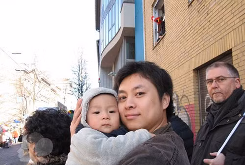 Thành Vinh chụp ảnh cùng cậu con trai