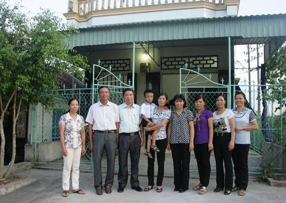 Đại diện CĐGD Nam Định và huyện Hải Hậu cùng mẹ con cô Hoa bên căn nhà nghĩa tình