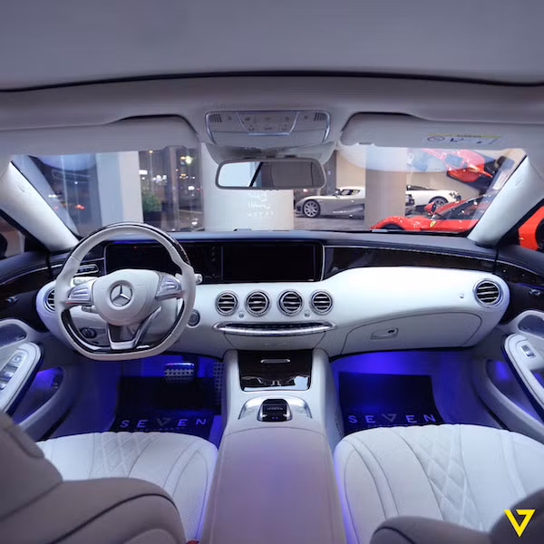 Mercedes-Benz S500 Coupe đời mới nhất được trang bị động cơ V8, tăng áp kép, dung tích 4,7 lít. Xe được sơn màu ngoại thất đặt hàng và nội thất trắng sang trọng. Chiếc xe hiện đã được bán cho một khách hàng tại Ả-Rập Xê-Út.