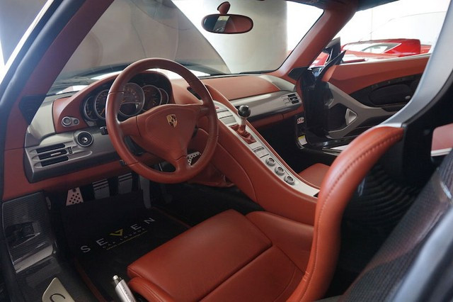 Siêu xe “nguy hiểm” Porsche Carrera GT đời 2005 đã chạy được 1.287 km. Xe được sơn màu đen và đi kèm nội thất màu nâu. Động cơ là loại V10 mạnh mẽ.