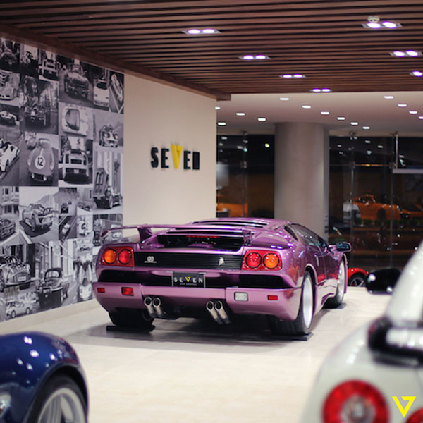 Lamborghini Diablo đời 1994 đã chạy 7.000 km và sử dụng động cơ V12. Xe được sơn màu tím độc đáo và nội thất đen đối lập.&nbsp;