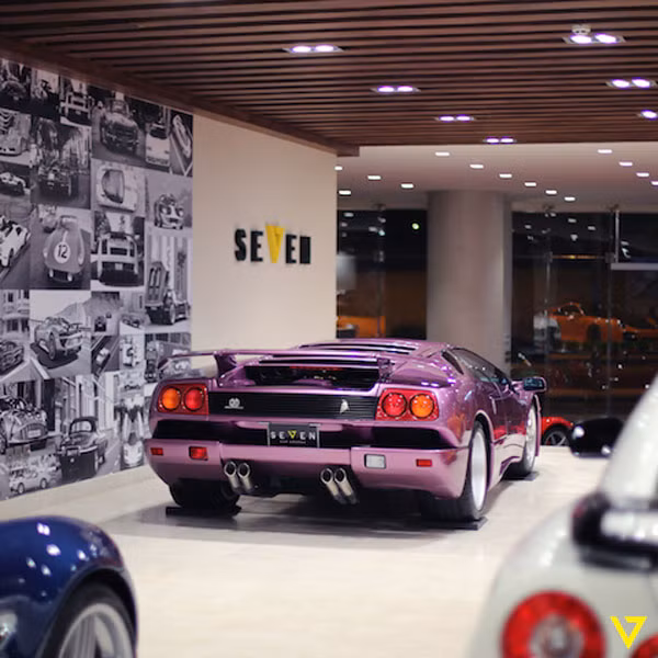 Lamborghini Diablo đời 1994 đã chạy 7.000 km và sử dụng động cơ V12. Xe được sơn màu tím độc đáo và nội thất đen đối lập.&nbsp;