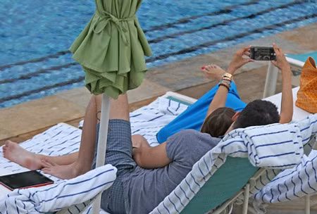 Mỹ nhân U50 được cầu hôn bằng nhẫn kim cương to bự