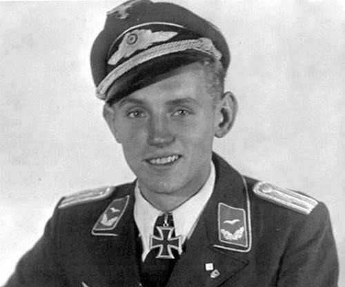 Các phi công Liên Xô thừa nhận Hartmann là một bậc thầy trong kỹ thuật không chiến phục kích. Không quân Liên Xô từng treo giải thưởng 10.000 Rúp cho ai bắn hạ ông. Ảnh: Wikipedia. Các phi công Liên Xô thừa nhận Hartmann là một bậc thầy trong kỹ thuật không chiến phục kích. Không quân Liên Xô từng treo giải thưởng 10.000 Rúp cho ai bắn hạ ông. Ảnh: Wikipedia.