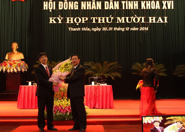 Nguyễn Đình Xứng (bên trái) được bầu giữ chức vụ Chủ tịch UBND tỉnh Thanh Hóa, nhiệm kỳ 2011 - 2016. Ảnh: Nguyễn Quỳnh