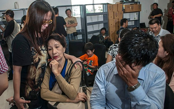 Gia đình của hàng khách trên chuyến bay QZ8501 lo lắng ngóng chờ tin người thân