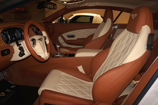 Bentley Continental GT 2014 đã qua sử dụng với ngoại thất trắng muốt và nội thất hai tông màu. Xe đã chạy 8.560 km trước khi được bày bán tại Seven Car Lounge. Continental GT là mẫu xe đầu tiên của Bentley sau khi về dưới trướng tập đoàn Volkswagen vào năm 1998. Bentley Continental GT chia sẻ cơ sở gầm bệ với Volkswagen Phaeton và sử dụng động cơ V8.