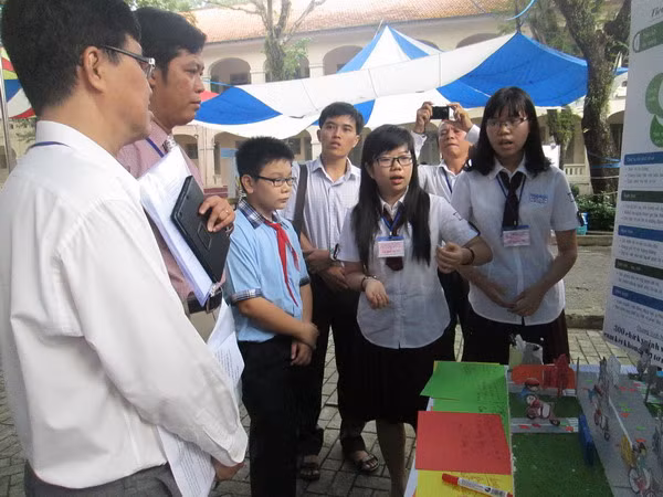 Các em HS đang thuyết trình đề tài của mình cho BGK tại vòng chung kết ngày 27/12