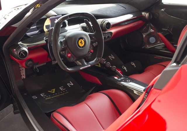 Một chiếc siêu xe Ferrari LaFerrari khác tại đại lý Seven Car Lounge. Xe được sơn màu đỏ bắt mắt và nội thất cùng màu.&nbsp;