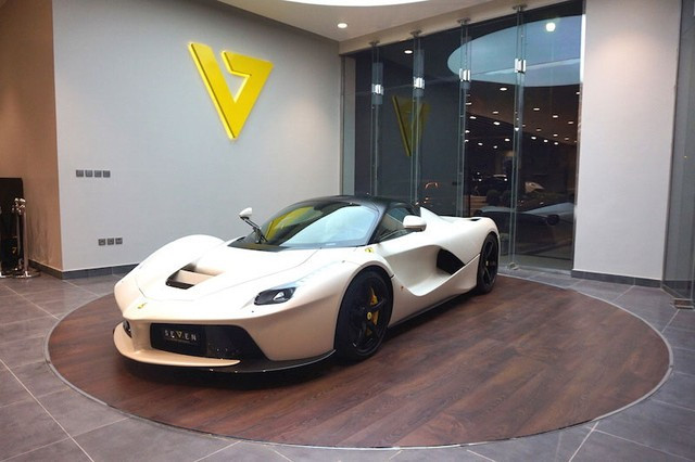 Mãn nhãn với “rừng” siêu xe tại đại lý ở Ả-Rập Xê-Út ảnh 12