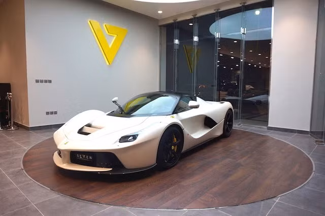 Mãn nhãn với “rừng” siêu xe tại đại lý ở Ả-Rập Xê-Út ảnh 12