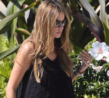 Chiếc nhẫn kim cương to bự luôn sáng lấp lánh trên ngón tay áp út của Sofia những ngày gần đây.