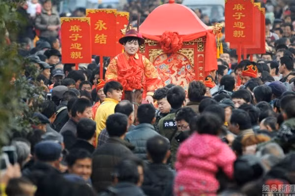 Hơn 30.000 người chen chúc xem lễ cưới cổ xưa