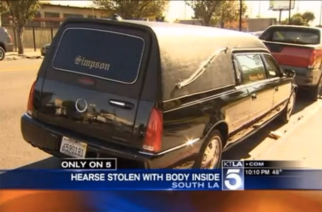 Một gã đàn ông lấy cắp xe tang khi nó đang tiến vào nhà thờ rồi trốn. Ảnh: UPI