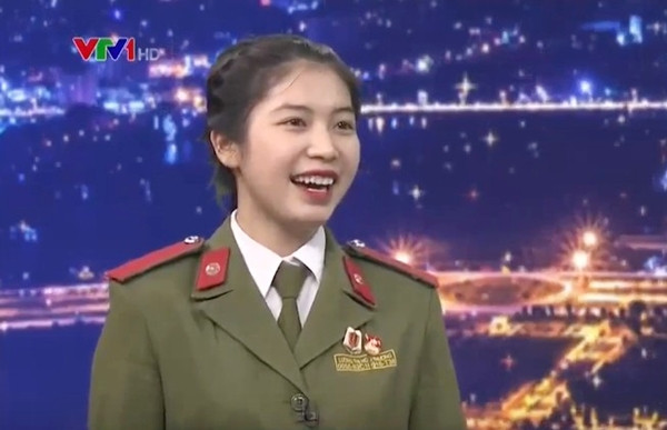 Hoài Thương xuất hiện trên sóng truyền hình Việt Nam với vẻ dễ thương. Ảnh: Chụp màn hình. Hoài Thương xuất hiện trên sóng truyền hình Việt Nam với vẻ dễ thương.