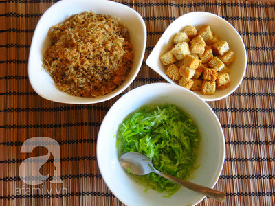 Làm bánh mì chiên: cắt bánh mì sandwich hoặc baguette nhỏ hạt lựu và đem chiên với dầu cho vàng, và vớt ra cho ráo dầu. Nếu lười các bạn có thể ra siêu thị mua loại làm sẵn với têngọi là croutons. Ruốc nấm: Mua sẵn ở ngoài Làm nước tương: Cho một tô rưỡi nước vào nồi, cùng đường và nấu lửa nhỏ cho tan đường. Để nguội và từ từ cho nước tương vào nêm cho vừa miệng.