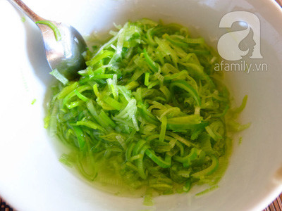 Tỏi tây các bạn cắt nhỏ cho vào tô và cho dầu vào, cho vào lò vi sóng khoảng 1 phút là có chén tỏi tây phi dầu ngon lành.